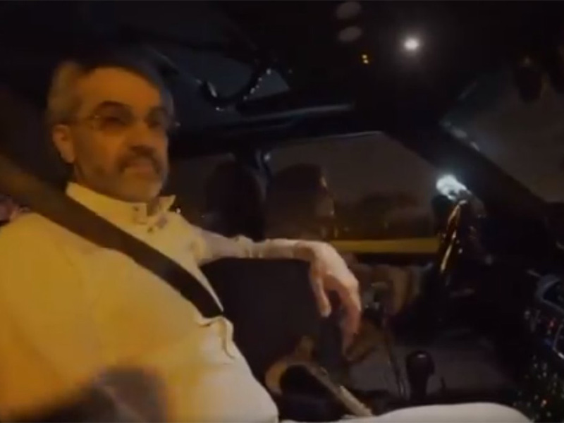 بالفيديو: الوليد بن طلال في جولة بسيارة تقودها ابنته